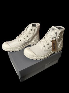 Palladium Boots Womens Med Star White Pampa Hi Top Lace Up New in Box Size 10